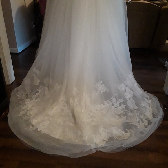 SOLD Vera Wang Wedding Gown - Picture 5 of 6